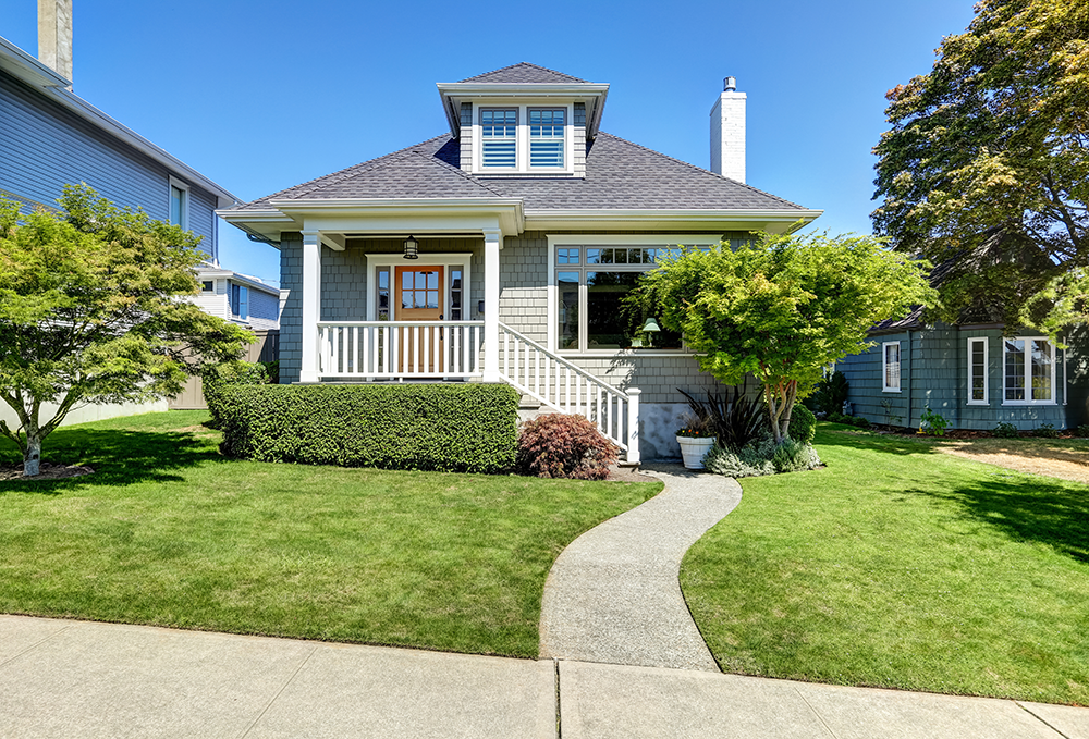 A craftsman home with a green front yard.